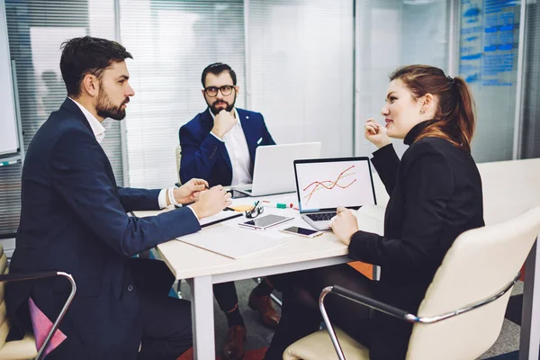 Osoba analizująca wykresy finansowe na tablecie